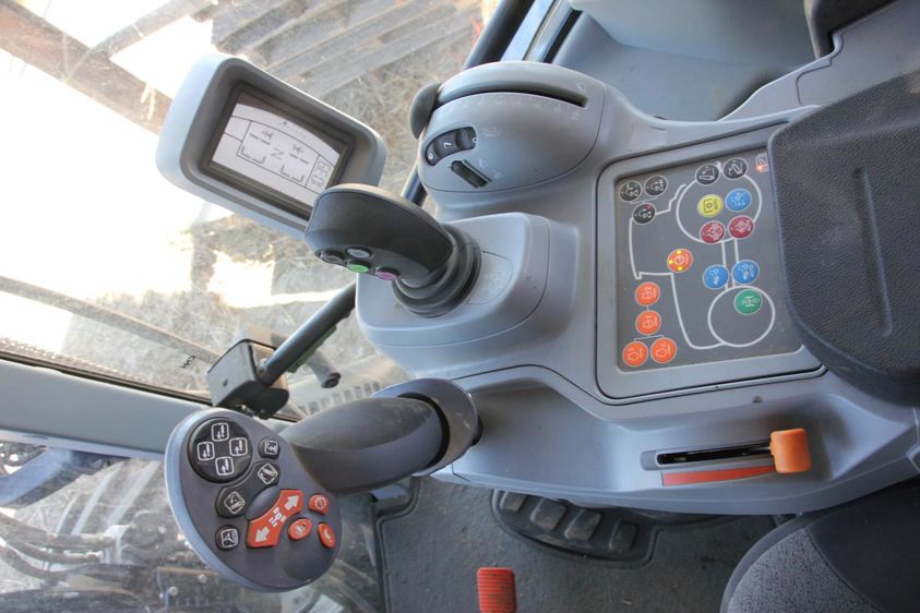 Ergonomie. L’ensemble des utilisateurs interrogés plébiscite l’accoudoir multifonction et le levier de commandes du chargeur.
© D. L.
Ergonomie. L’ensemble des utilisateurs interrogés plébiscite l’accoudoir multifonction et le levier de commandes du chargeur.
© D. L.
